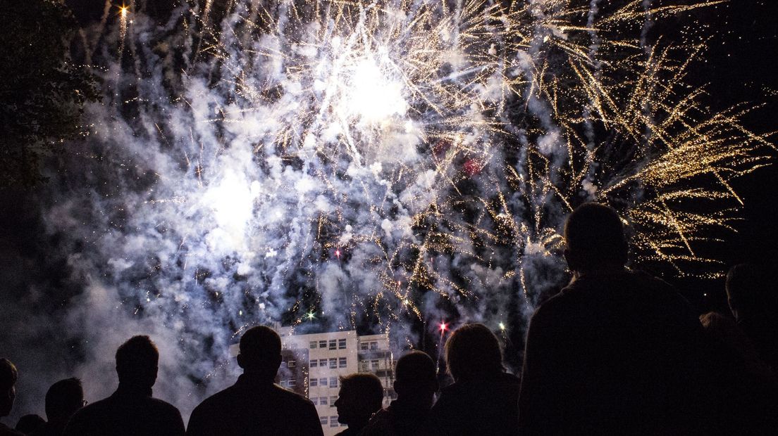 Vuurwerk tijdens de jaarwisseling in de stad Groningen