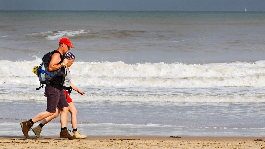 Wandelaars doen mee aan de Strand6Daagse.