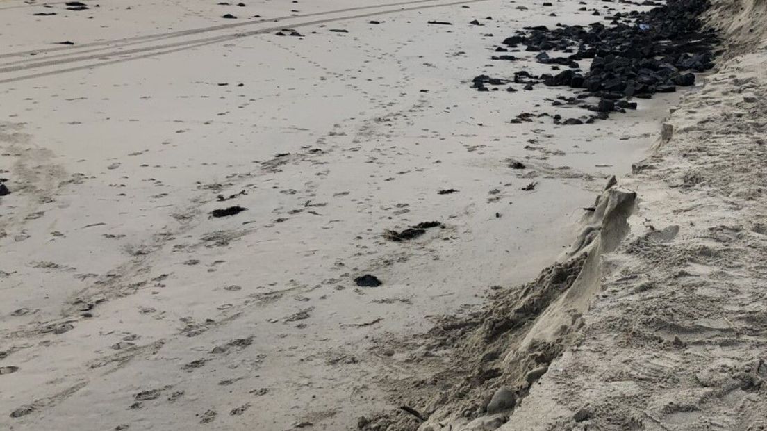 Schade aan de kust bij Vrouwenpolder door hogere waterstanden