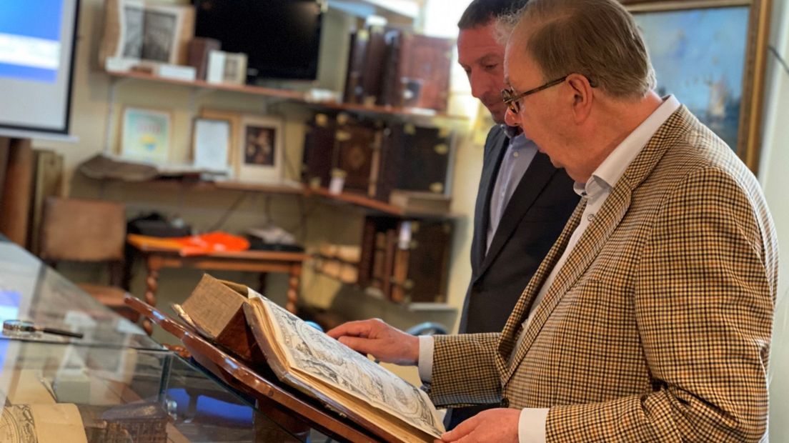 Consul-generaal San Francisco overhandigt oude bijbel aan directeur bijbelmuseum