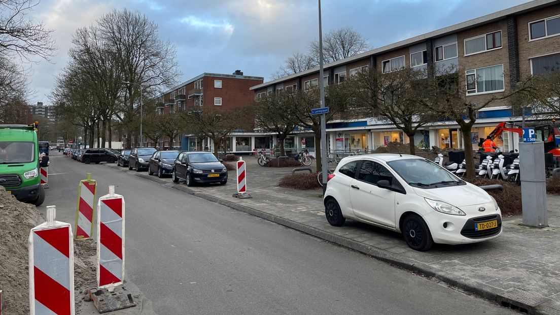 Aan de zuidkant van de Van Lenneplaan is geen blauwe zone bij de winkels