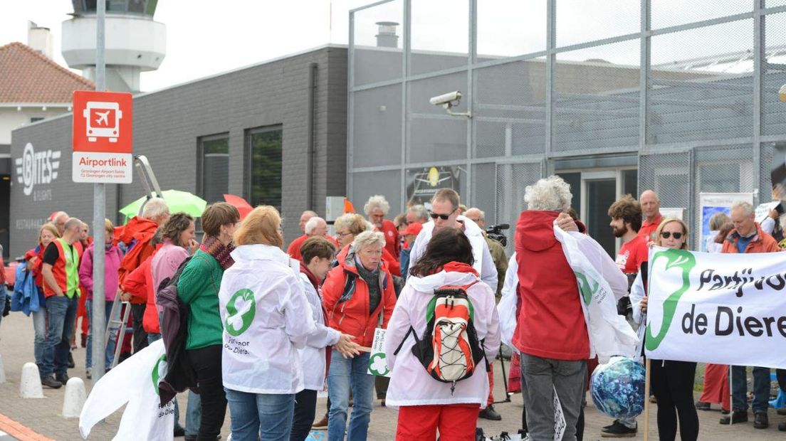 Protest bij Groningen Airport Eelde (Rechten: Van Oost Media)