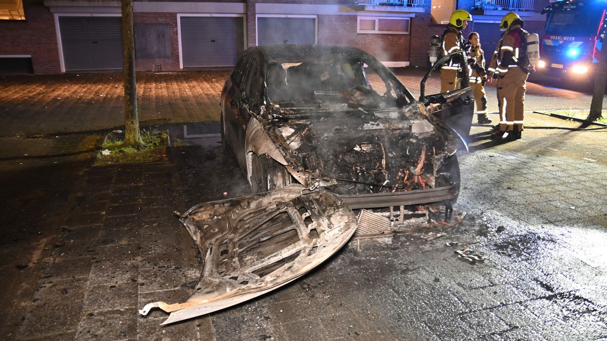 Auto uitgebrand op parkeerplaats in Schiedam