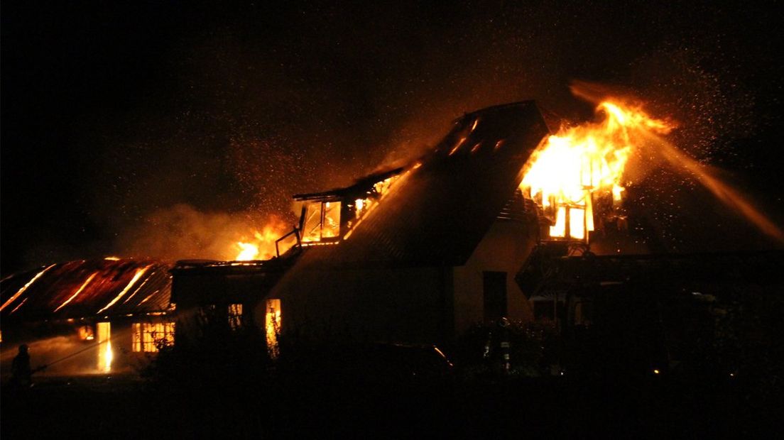 Boerderij in brand in Woerdense Verlaat