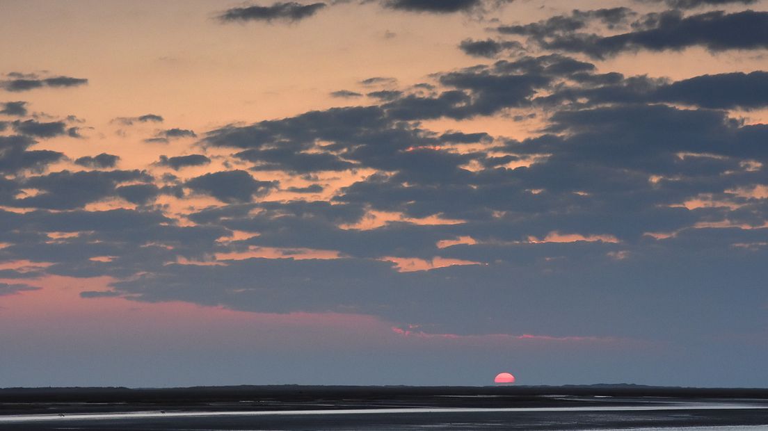 Zondsondergang boven de kwelder (Rechten: Aaldrik Pot)