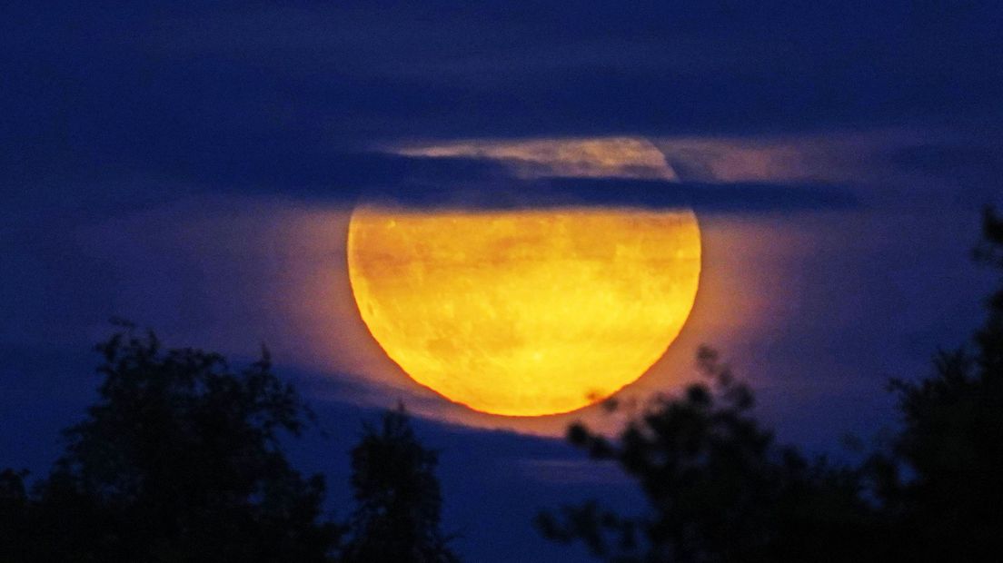 Supermaan boven Assen vorige maand