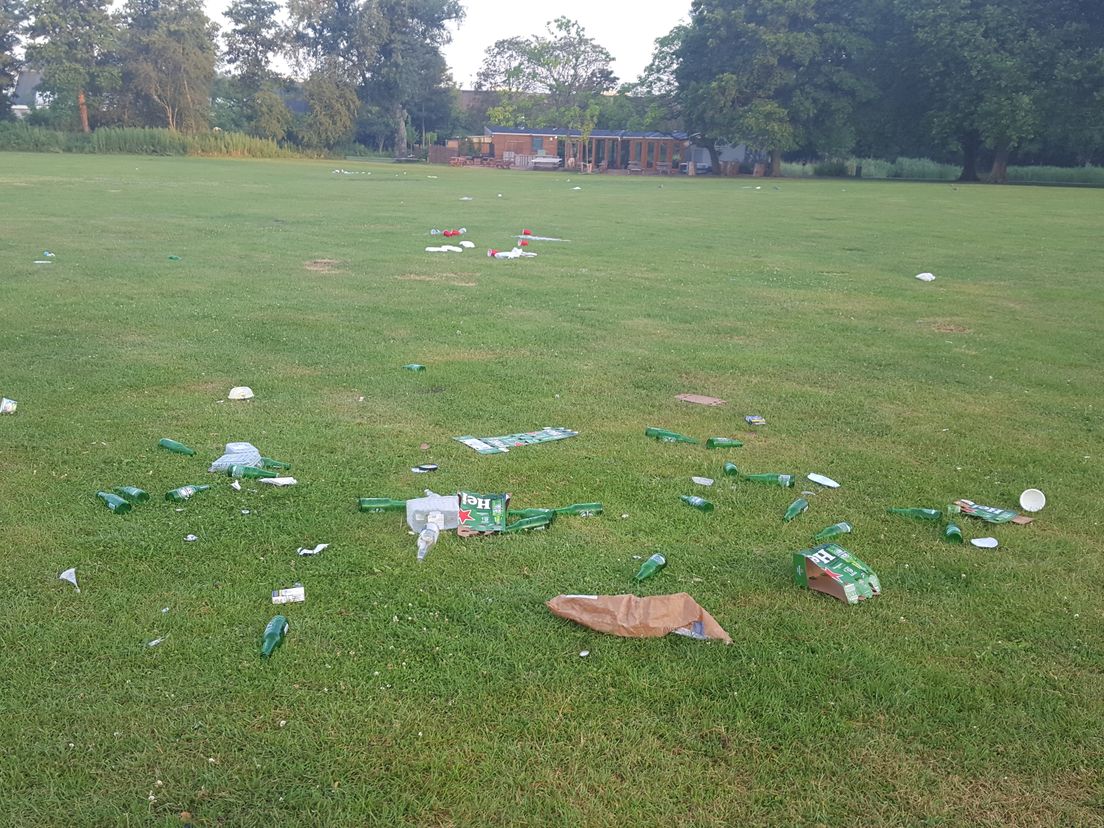 Afval ligt verspreid over het Vroesenpark