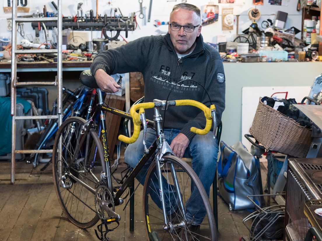 Peter R de Fiets bij zijn collectie bijzondere rijwielen.