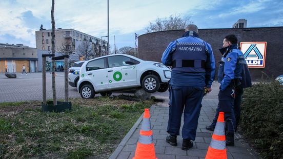 Handhavers treffen geparkeerde auto op stenen kei aan