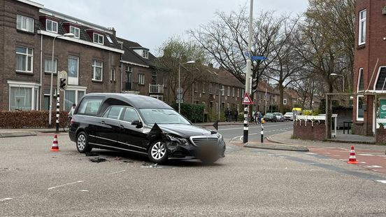 Botsing met rouwwagen • vechtpartij bij station. Botsing met rouwwagen • vechtpartij bij station.