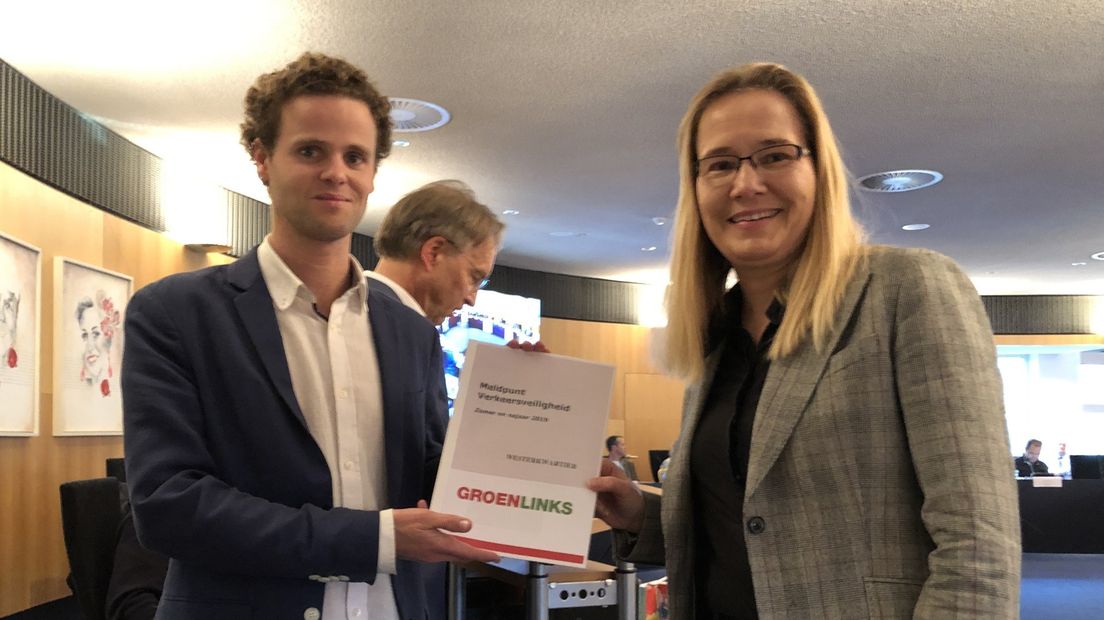 GroenLinks-raadslid Feitsma overhandigt het onderzoek aan wethouder Dijkstra-Jacobi