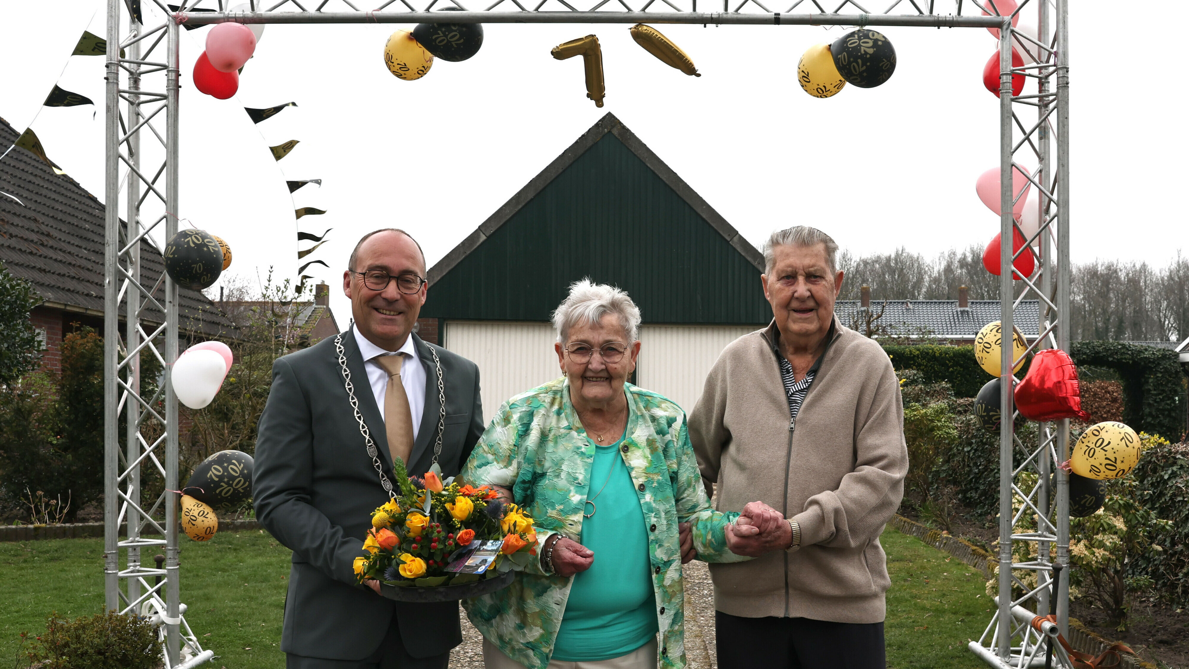 Johanna (90) en Geert (92) vieren platina huwelijk met hele familie en buurt