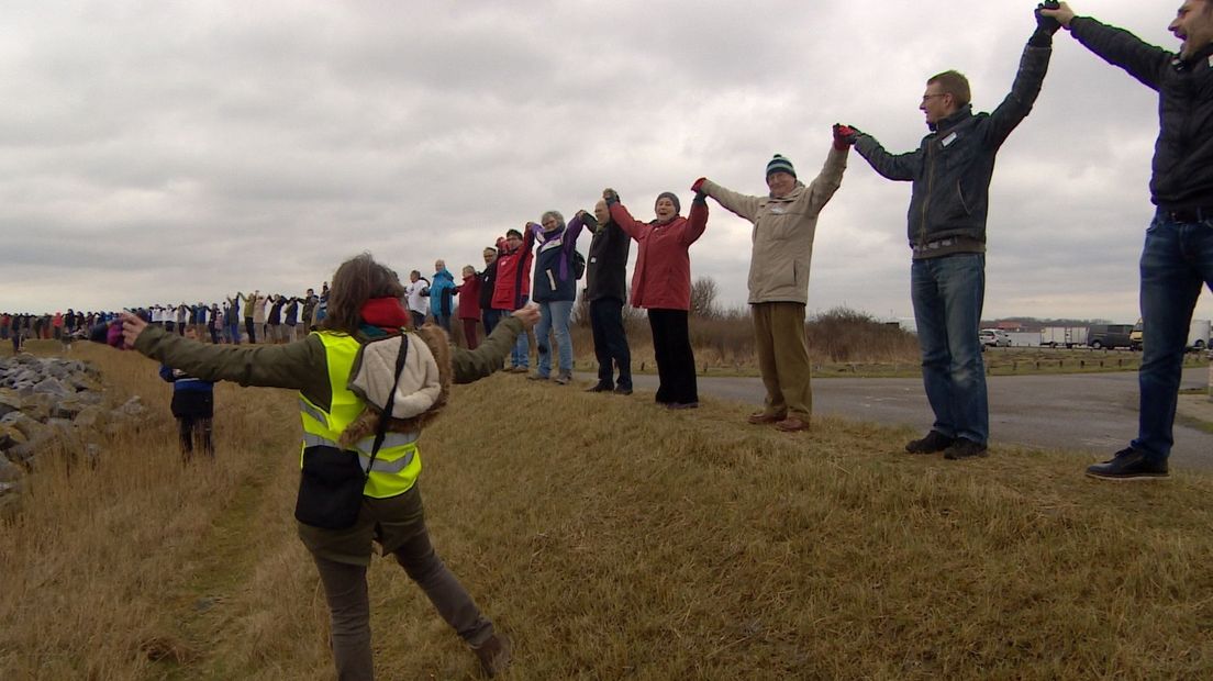 Menselijk lint van tegenstanders van het vakantiewoningenproject Brouwerseiland in de Grevelingen.