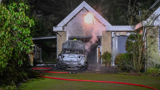 Huis beschadigd door brandende auto