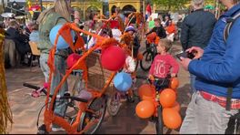 Fietsoptocht tijdens Koningsdag in Roden