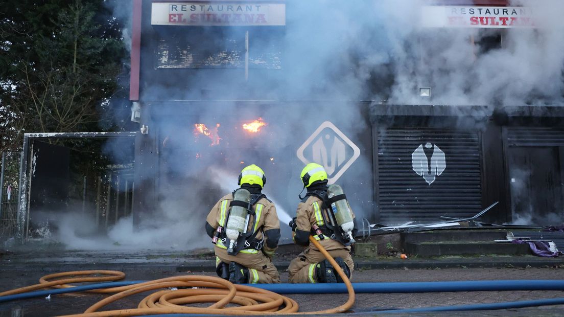 De brandweer is al uren aan het blussen