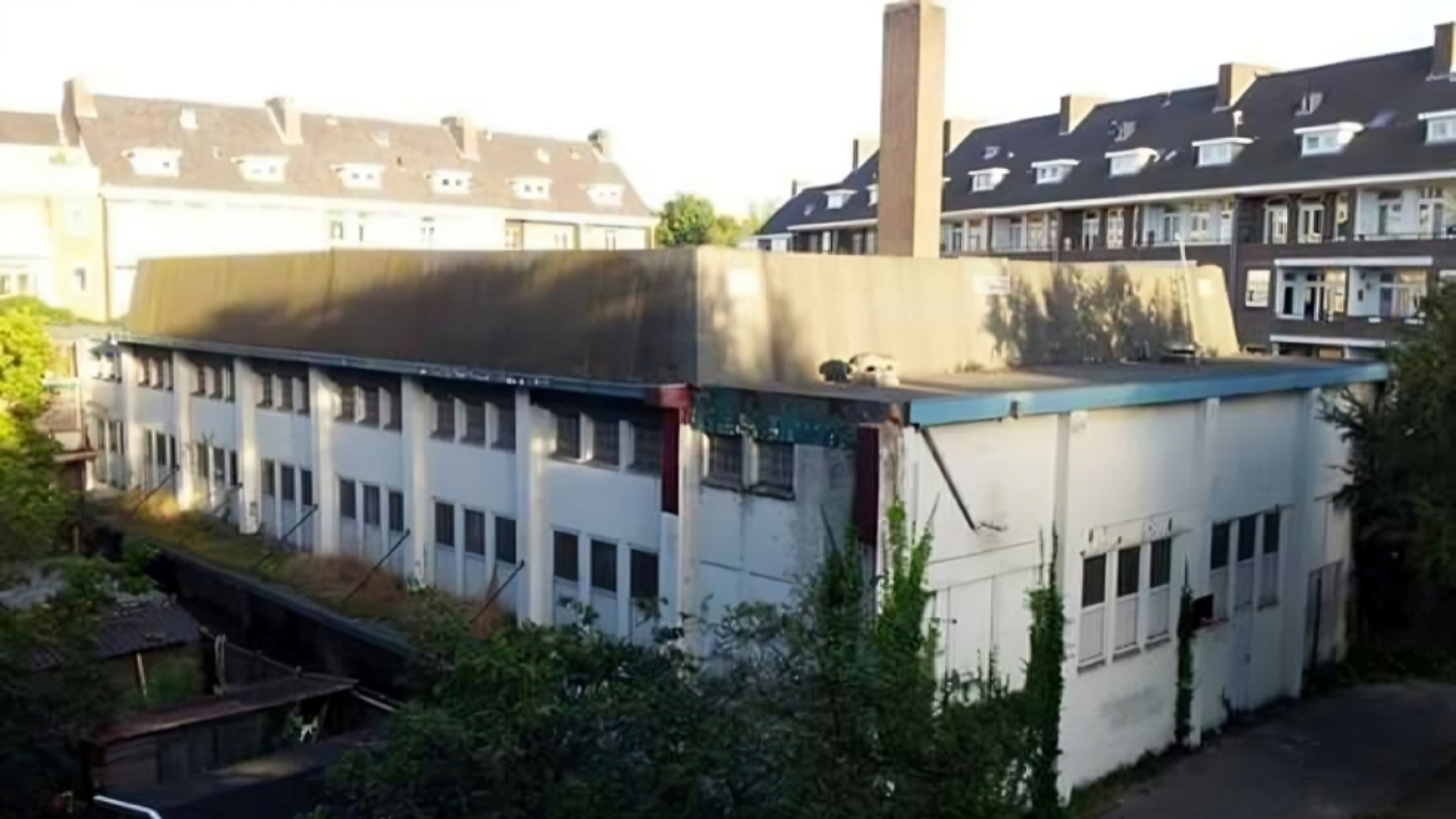 Door de jaren heen veranderde het Sportfondsenbad in een ruïne.