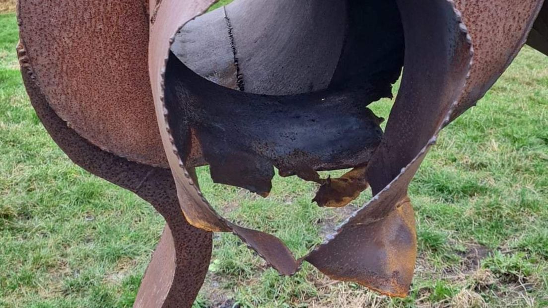 De vernielde verrekijker van staal in het Ten Boerster bos