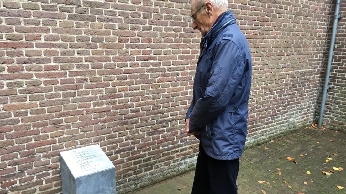 Zeven paaltjes met gedichten vormen vanaf eind deze week het Barnard Poëziepad in Rozendaal. Het pad wordt vernoemd naar vader en zoon Barnard. Vader Willem, bekend onder zijn dichtersnaam Guillaume van der Graft, was van 1961 tot 1971 predikant in Rozendaal.