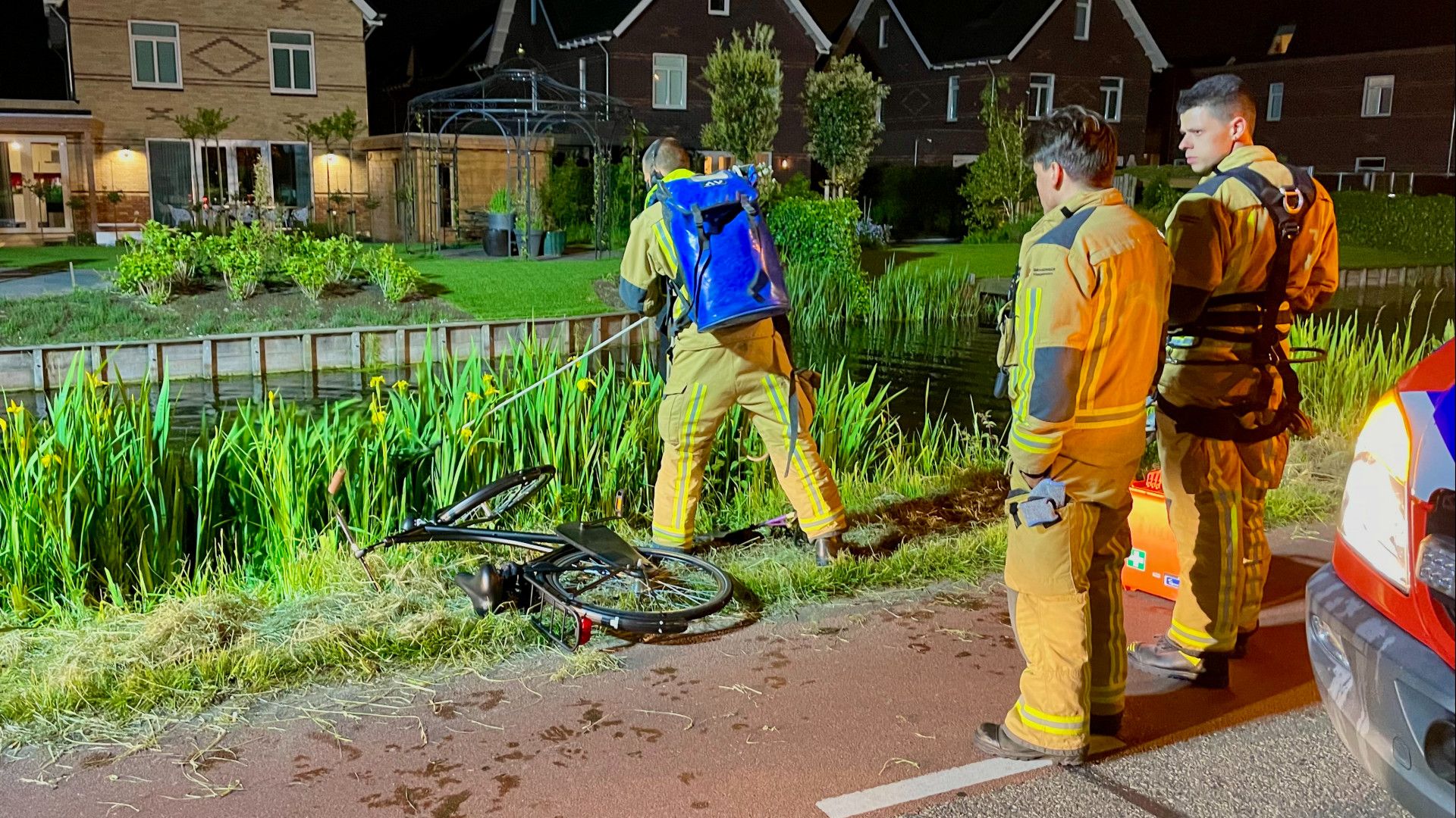 112-nieuws | Hulpdiensten Rukken Uit Voor Fiets Naast Sloot - Man Gooit ...