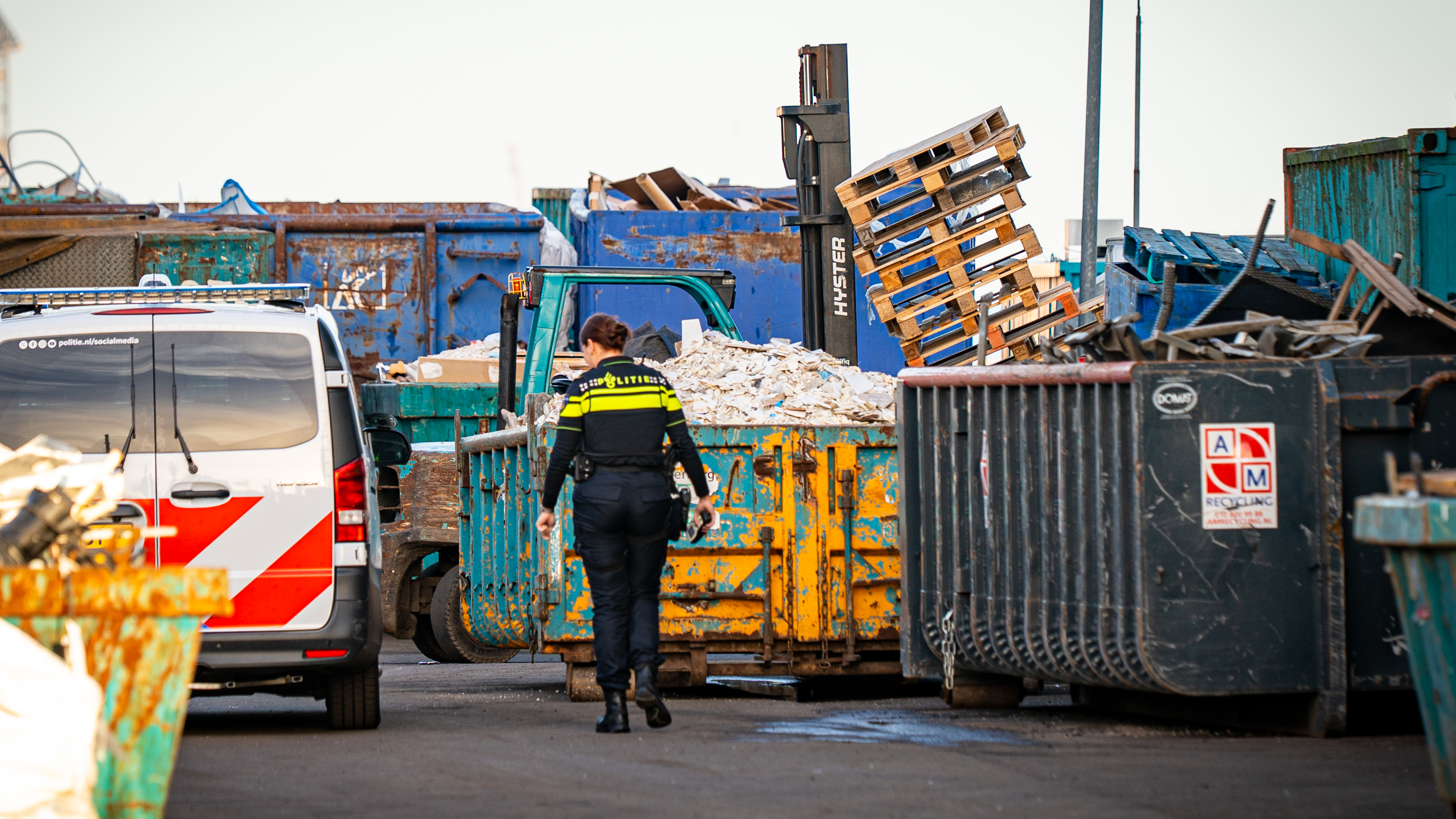 Het ongeluk gebeurde tijdens het werk op een bedrijventerrein.