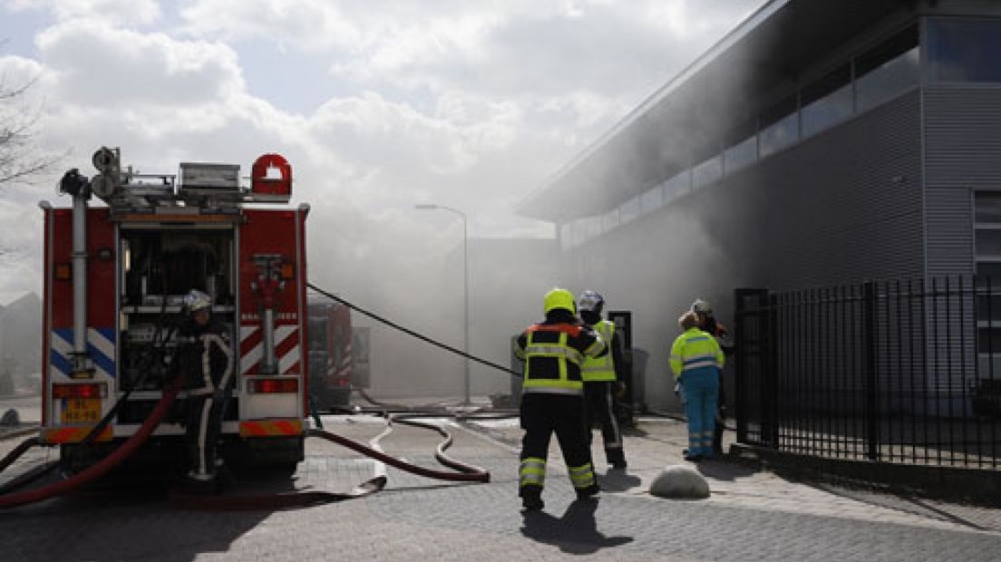 Bij het garagebedrijf Atlas aan de Latensteinseweg in Tiel heeft vanmiddag brand gewoed in de spuitcabine.