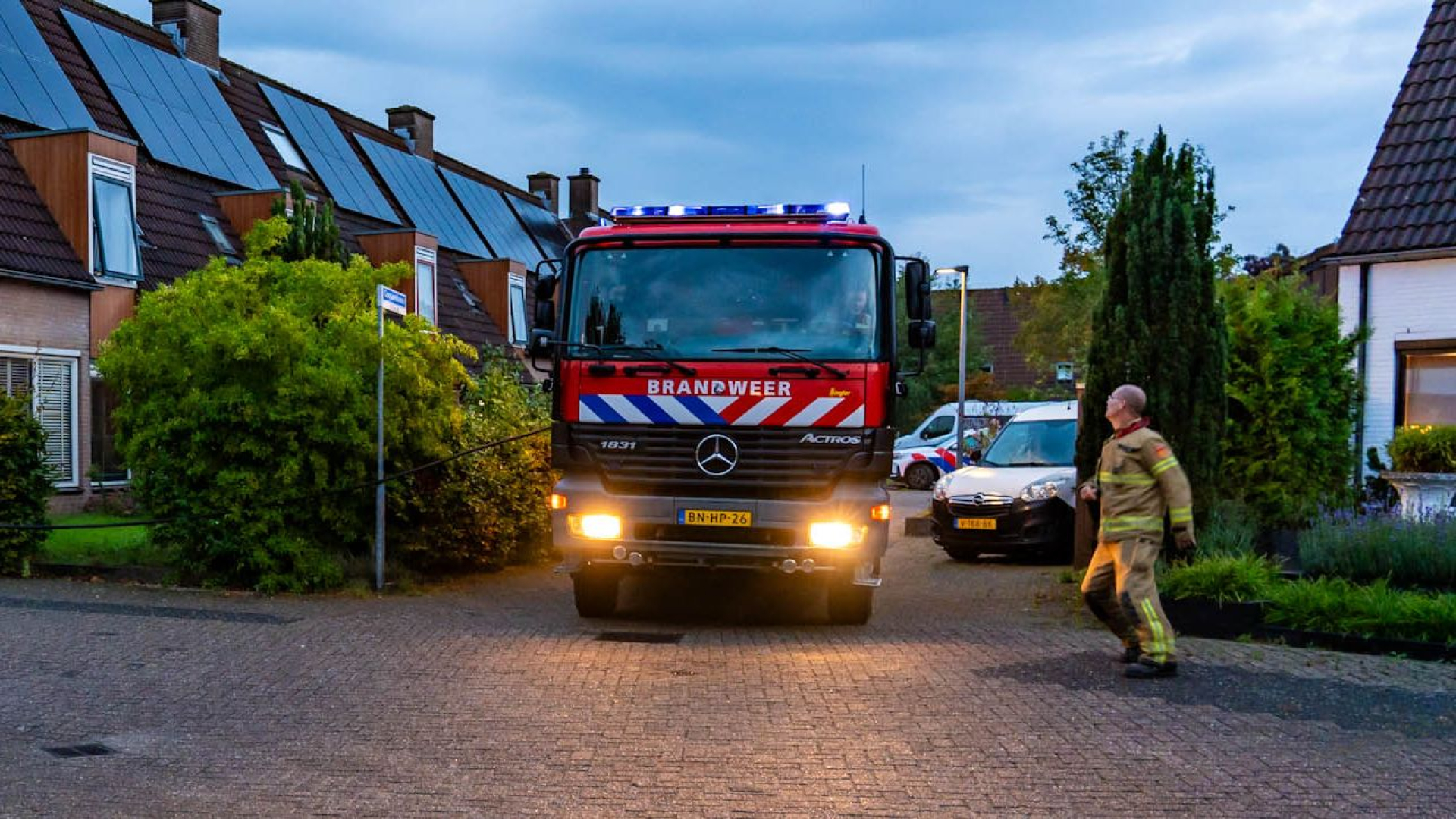De brandweer bluste de pan op het vuur.