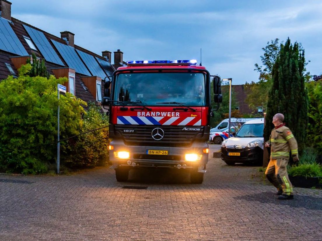 De brandweer bluste de pan op het vuur.