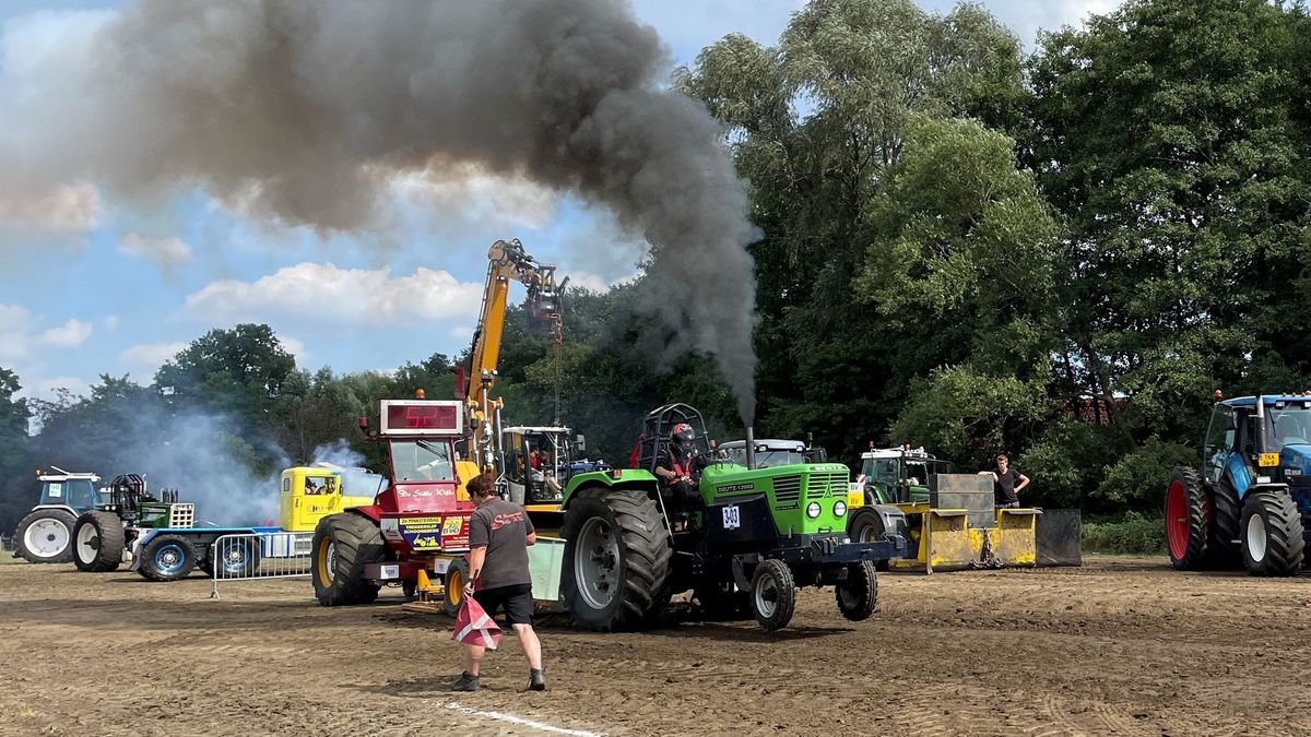 Dampende uitlaten en lawaai bij Tractorpulling Buurse