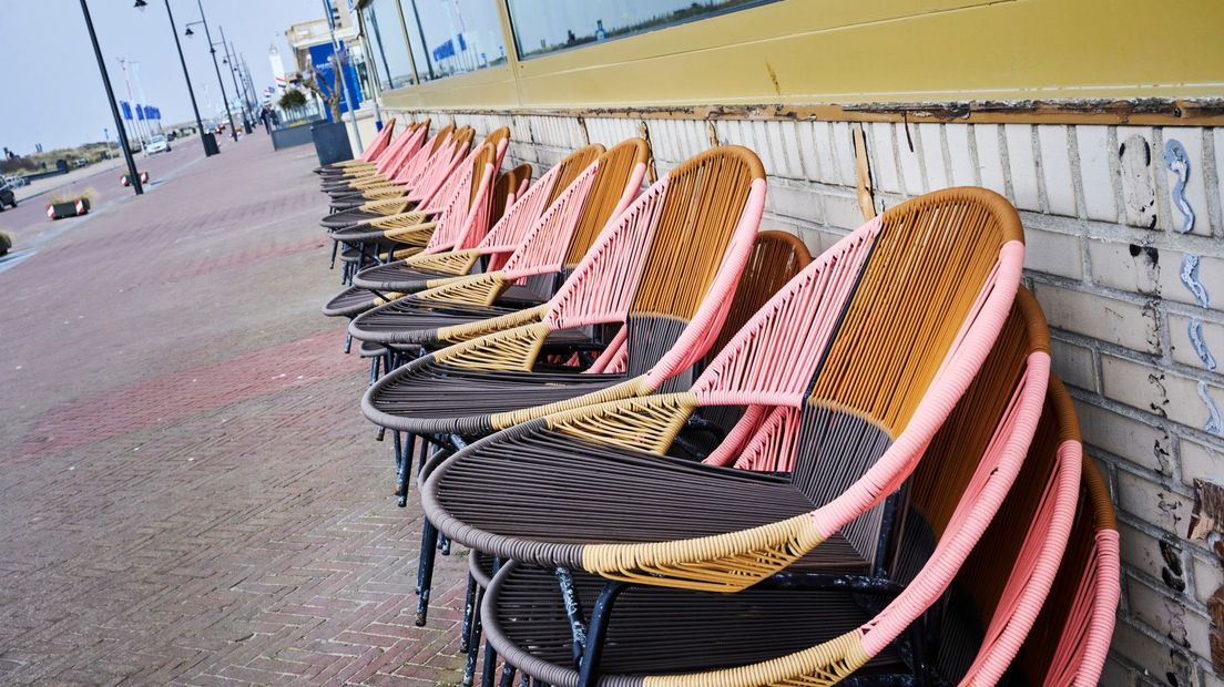 Lege stoelen in Noordwijk