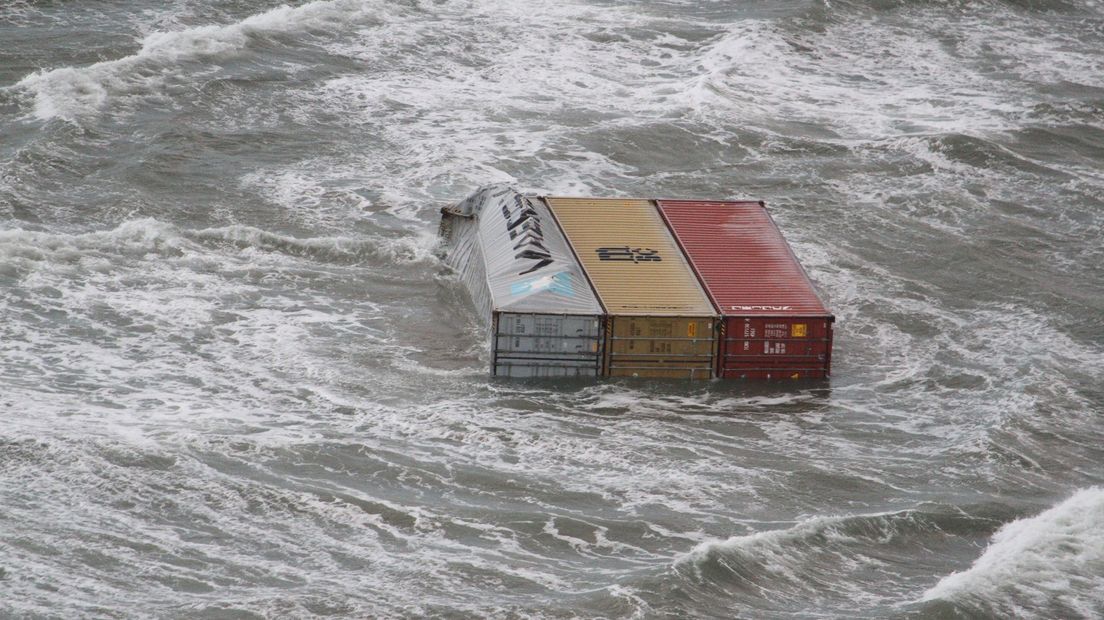 Drie containers afkomstig van vrachtschip MSC Zoe drijven in zee.