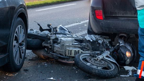 Automobilist rijdt over motorrijder heen bij ongeluk Mijdrecht. Automobilist rijdt over motorrijder heen bij ongeluk Mijdrecht.