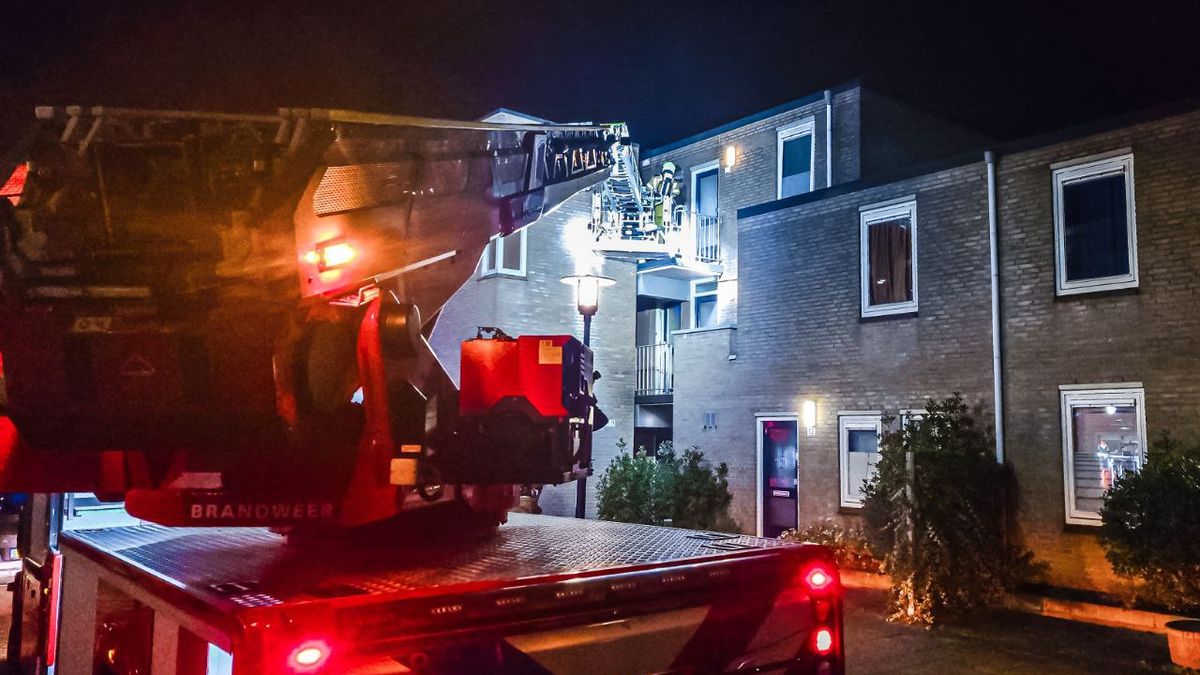 Twee bewoners uit flat gehaald bij brand in Hengelo