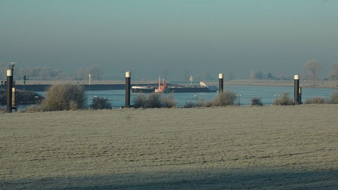 De politie heeft vrijdagochtend in het ziekenhuis de schipper aangehouden die de stuw van de John S. Thompsonbrug tussen Nederasselt en Grave ramde. Het gaat om een Slowaak van 52 jaar.