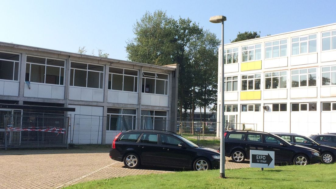 Twee gebouwen van de Rijksluchtvaarschool tijdens het renoveren in 2017 (Rechten: RTV Drenthe/Margriet Benak)