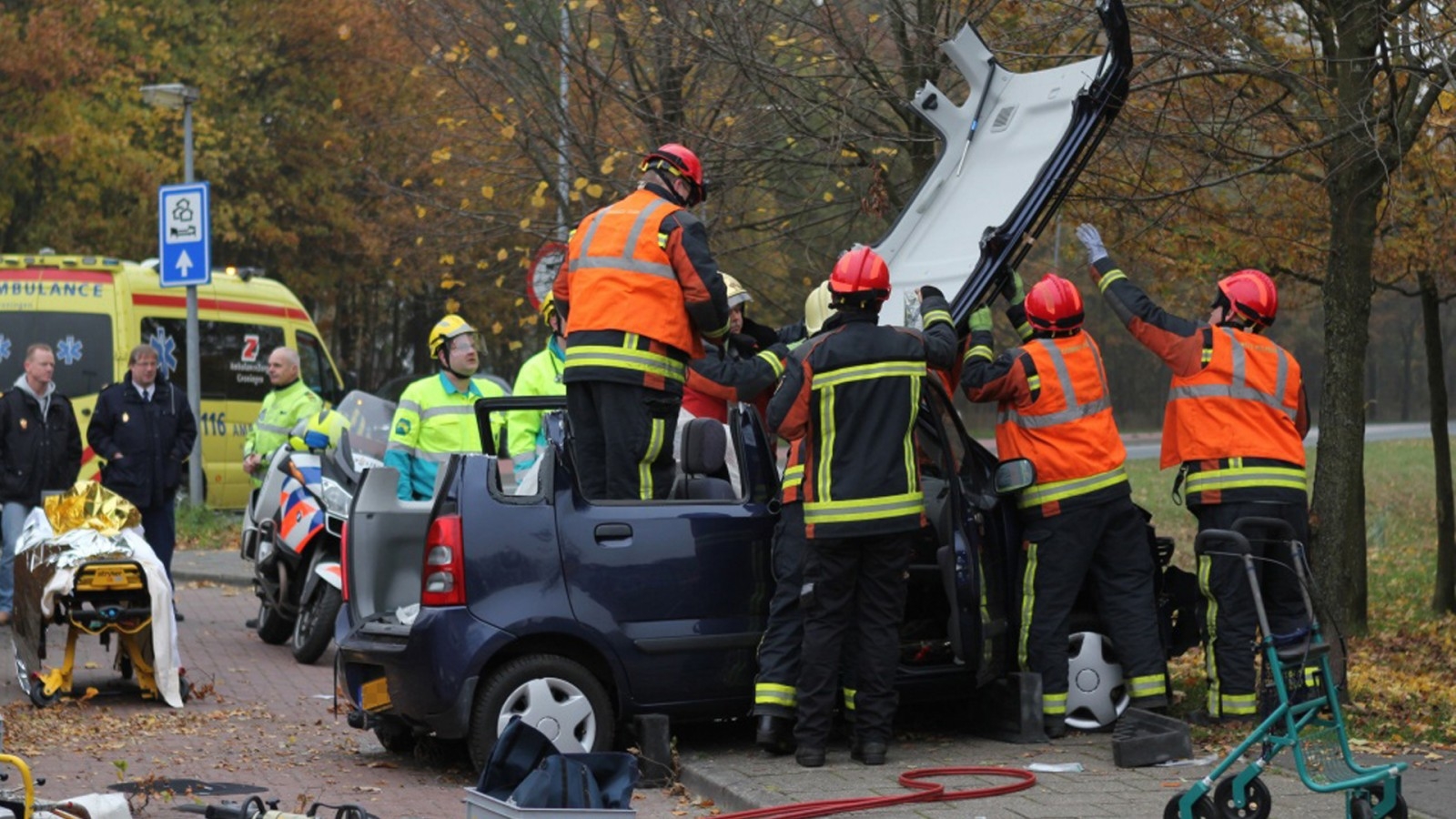 Auto Rechtdoor Over Rotonde In Oude Pekela - RTV Noord