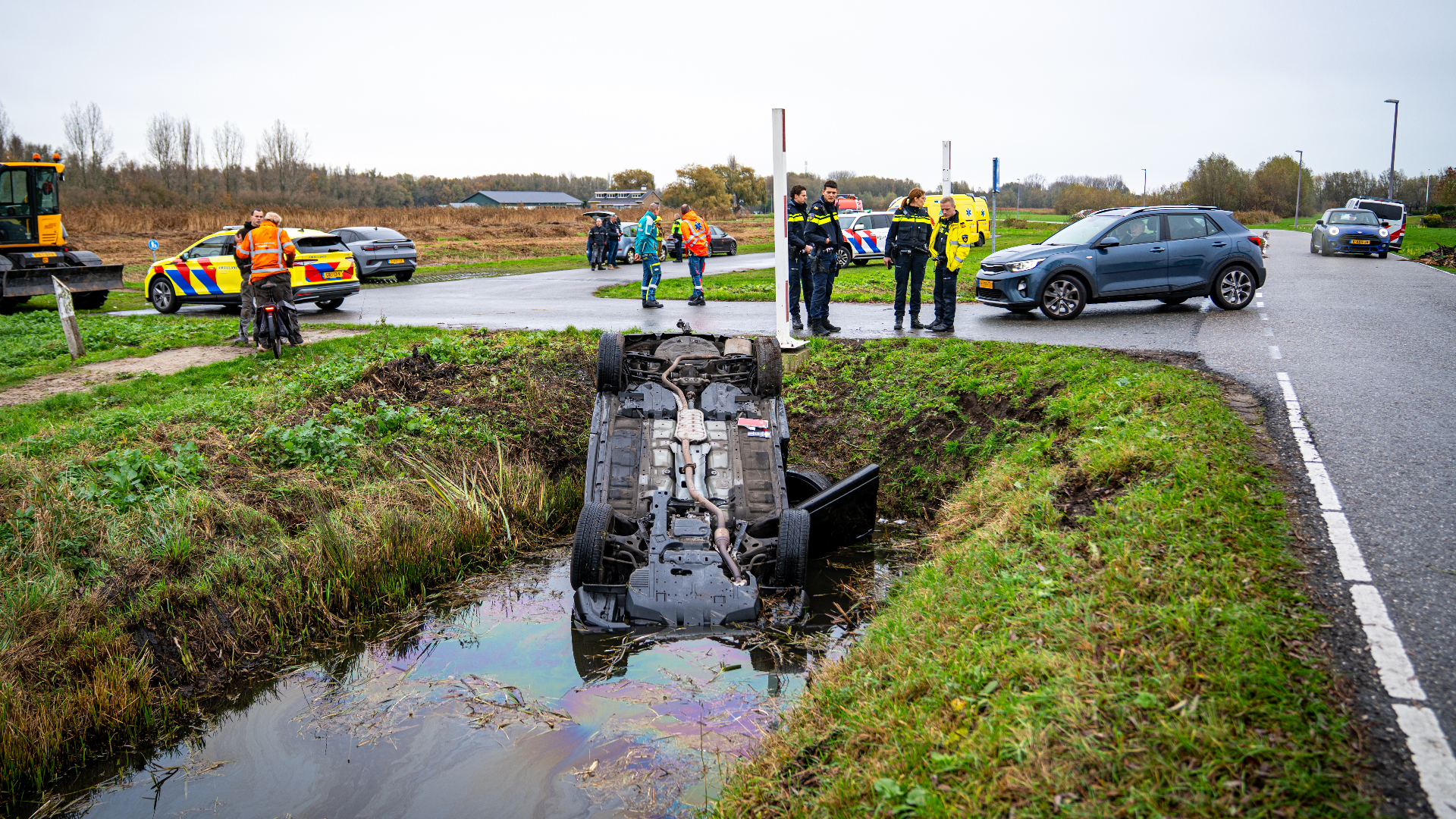De auto moest uitwijken voor een landbouwvoertuig en belandde toen in de sloot