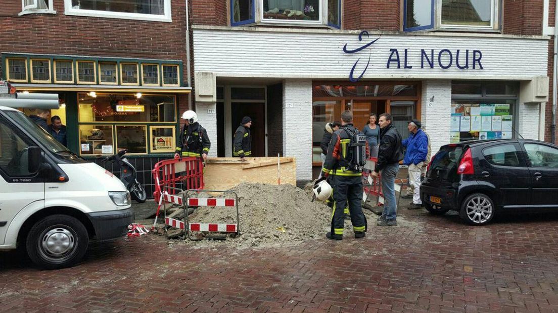 In de Blekerstraat is een leiding geraakt