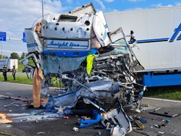 Ravage bij ongeluk met drie vrachtwagens