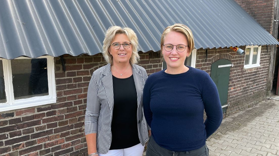 Documentairemaker Annejet Brandsma (r) en boerin Carolien Roeterdink