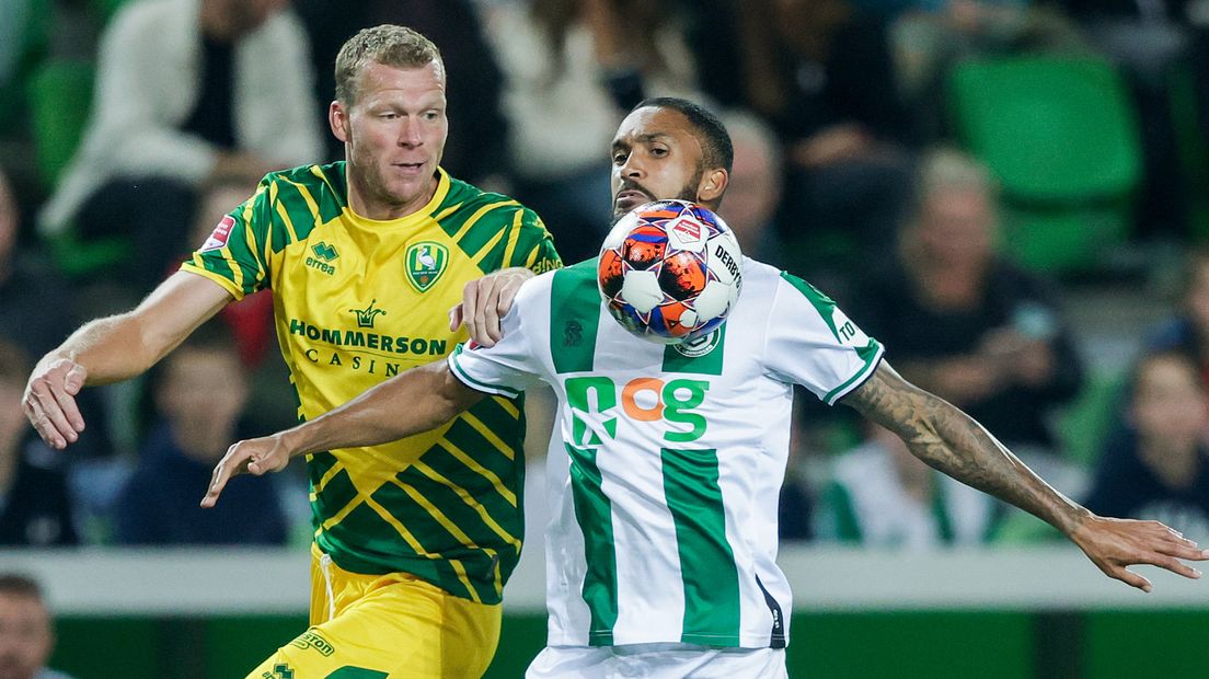 Henk Veerman (l) probeert de bal te veroveren
