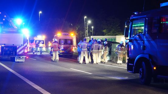 Gewonden na nachtelijk ongeluk op A28 bij Veeningen. Gewonden na nachtelijk ongeluk op A28 bij Veeningen.