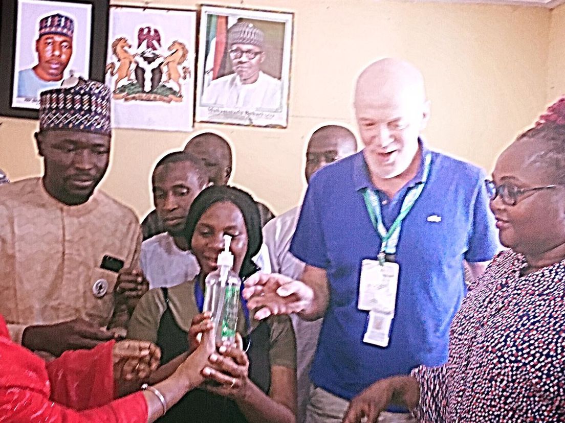 Gerard van Mourik aan het werk in Nigeria