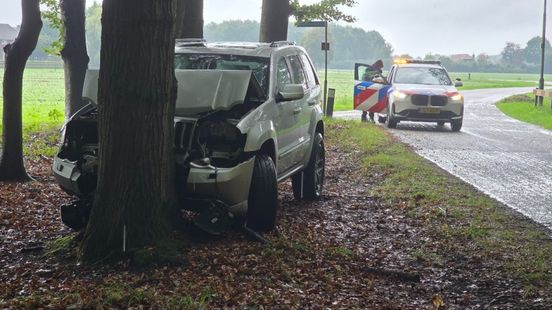 Auto botst hard tegen boom aan