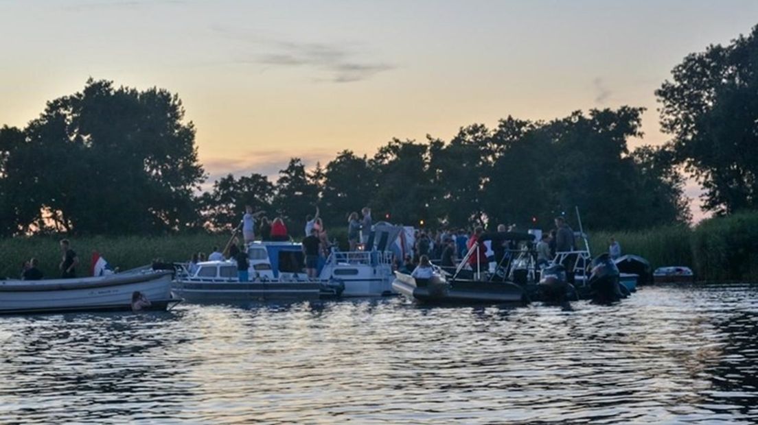 Illegaal feest op water in Giethoorn