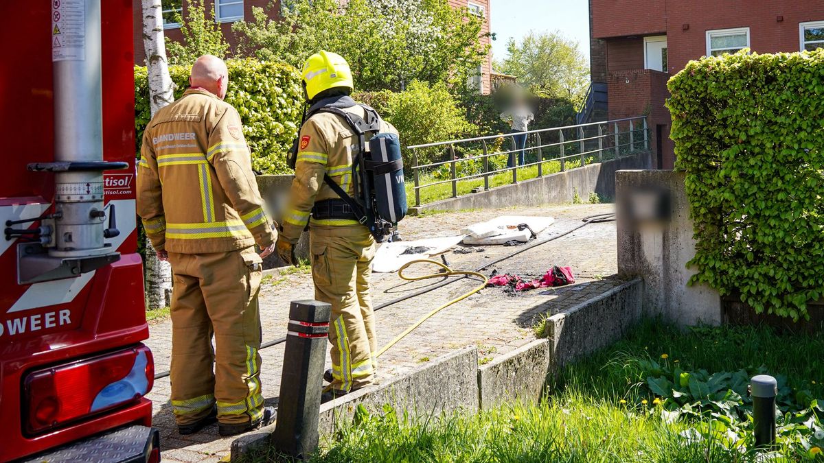 Voorbijganger merkt woningbrand en trekt aan de bel