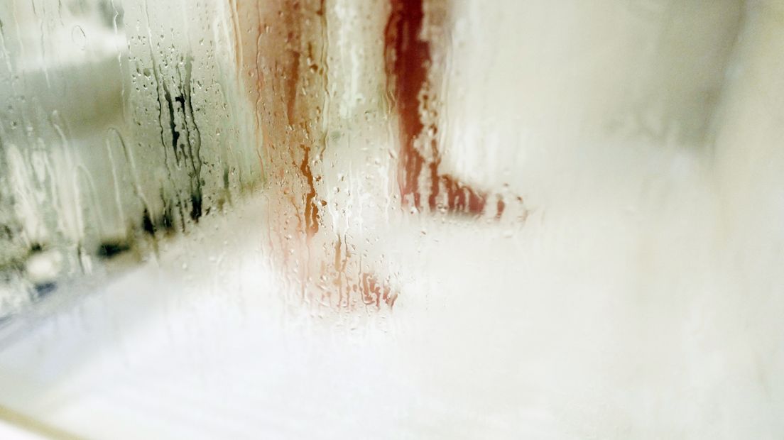 Iemand staat onder de douche