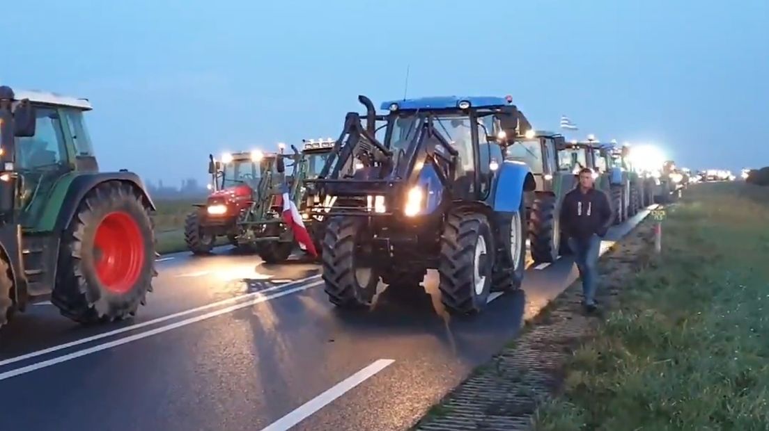 Files door actievoerende boeren op de Deltaweg