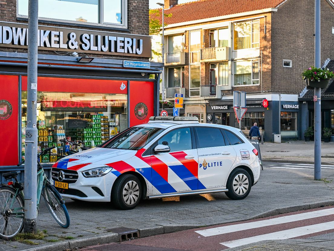 De eerste overval was bij een winkel in Rotterdam-Overschie.