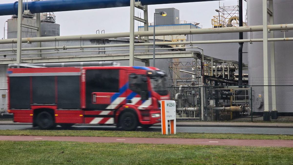 112 Nieuws: brand op industrieterrein Hengelo | Auto botst tegen boom in Staphorst